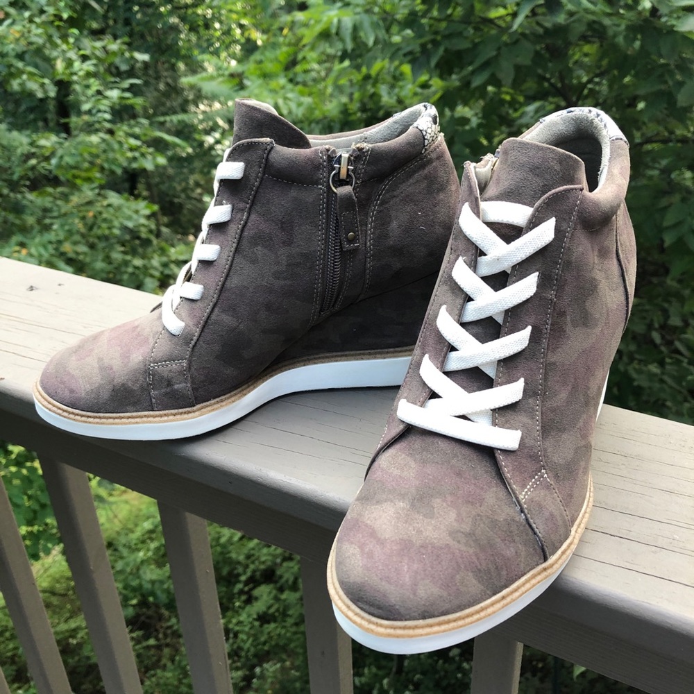 Dr. Scholl’s Womens Jones Camo Faux Lace-Up Faux Suede Zip Wedge Boot  7.5M